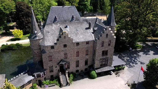 Drohnenaufnahme von schräg oben von Burg Satzvey