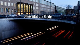 Die berühmte Brücke vor den Gebäuden der Kölner Universität.