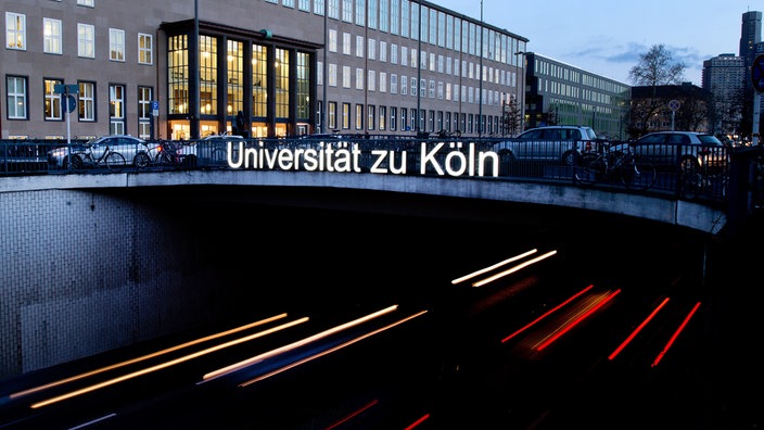 Die berühmte Brücke vor den Gebäuden der Kölner Universität.