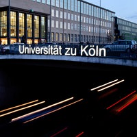 Die berühmte Brücke vor den Gebäuden der Kölner Universität.