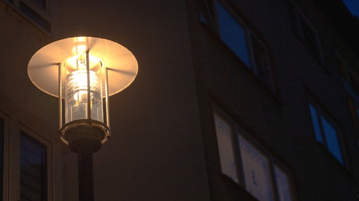 Eine leuchtende Straßenlaterne von nahem.