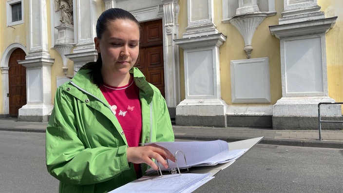 Die Schülerin Maria Neumeier blättert in einem Ordner. Sie sammelt Unterschriften dafür, dass die Ursulinenschule in Köln ein reines Mädchengymnasium bleibt.