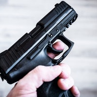 Symbolbild: Jemand hält eine Pistole in der Hand