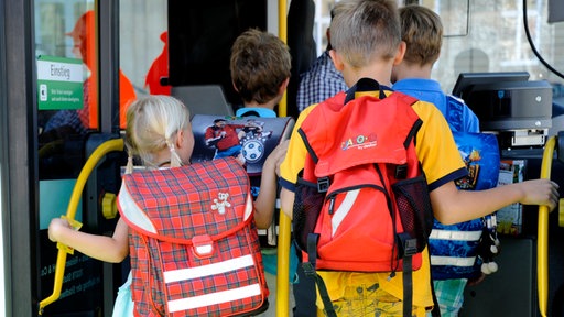 Schüler der Grundschule steigen in Bus