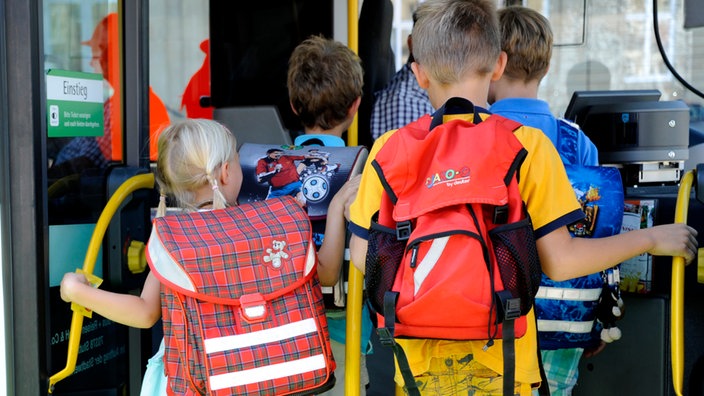 Schüler der Grundschule steigen in Bus