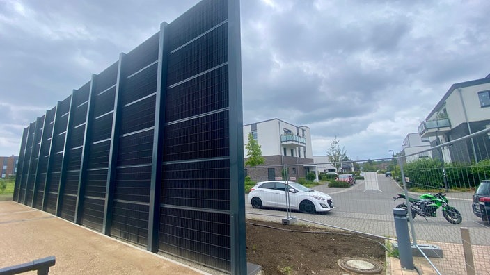 Die sechs Meter hohe schwarze Wand in Geldern