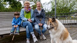 Diana Wattwa, Christiane Leißner, Joris und die Hündin Pepper auf einer Parkbank