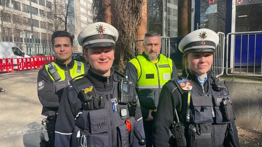 Zwei Polizistinnen stehen neben einem Mann von der DB Sicherheit und einem Mann des Ordnungsamtes