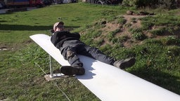 Vincent Orawiec auf der aus Rotorblättern hergestellten Bank