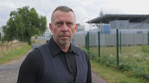Zeuge Robert K. steht auf einem Weg vor dem Oberlandesgericht Düsseldorf.