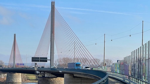 Rund 5.000 LKW über 7,5 Tonnen überqueren täglich die Brücke.