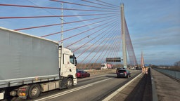 Ein Lkw auf der Autobahnbrücke