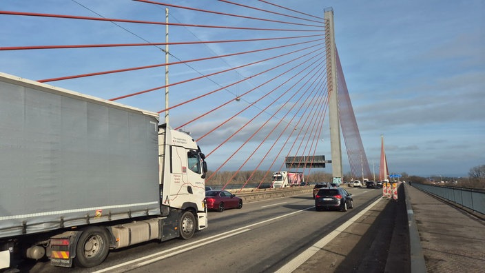 Ein Lkw auf der Autobahnbrücke