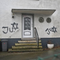 Zwei Davidsterne und die Buchstaben JU auf einer Hauswand