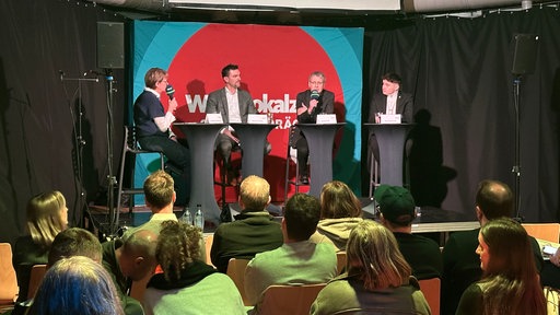 Auf dem Podium: Bergischer IHK-Präsident Henner Pasch, Hubert Ertl vom BIBB, Daniel Bielecki vom Remscheider Jugendstadtrat