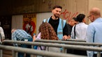 Manuel Kurth (24) kontrolliert seit 14 Uhr  Taschen der Besucher. 