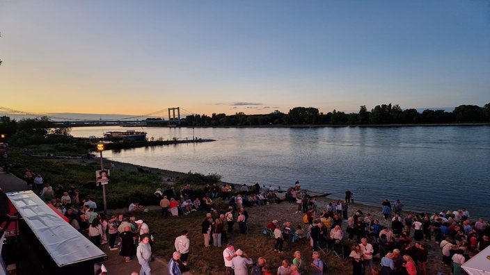 Nach dem 90. Stadtachter ist am Ruderverein noch beste Stimmung – nicht zuletzt, weil die acht Ruderer und Ruderinnen aus Köln in diesem Jahr gewonnen haben.