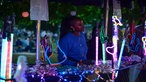 Millennium Nunes (17) verkauft leuchtende Brillen, Blumenkränze und Schwerter. Und im Austausch gegen die leuchtenden Accessoires freut sie sich über leuchtende Kinderaugen. 
