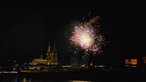 Doris gibt alles. Das Feuerschiff, dass den Schiffskonvoi begleitet feuert während es auf dem Rhein unterwegs ist und bietet so allen Zuschauern einen kleinen Vorgeschmack auf das große Finale. 