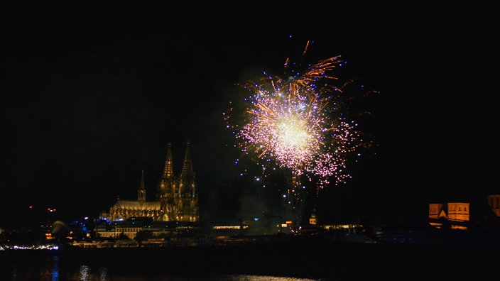 Doris gibt alles. Das Feuerschiff, dass den Schiffskonvoi begleitet feuert während es auf dem Rhein unterwegs ist und bietet so allen Zuschauern einen kleinen Vorgeschmack auf das große Finale. 