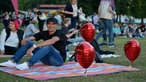 Mohamed Hafi (44) freut sich über das schöne Zusammensein bei den Kölner Lichtern. 