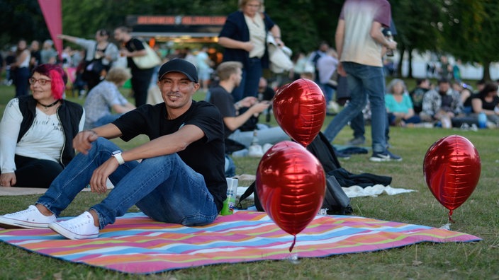 Mohamed Hafi (44) freut sich über das schöne Zusammensein bei den Kölner Lichtern. 