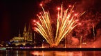Rote Feuerwerks-Fontänen der Kölner Lichter