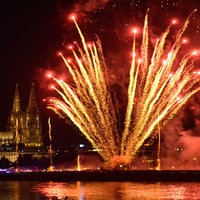 Rote Feuerwerks-Fontänen der Kölner Lichter