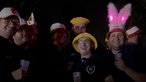 Der Kegelclub aus Xanten hat mit den Kölner Lichtern das Highlight des Mannschaftsausflugs gefunden – inklusive Ohren.