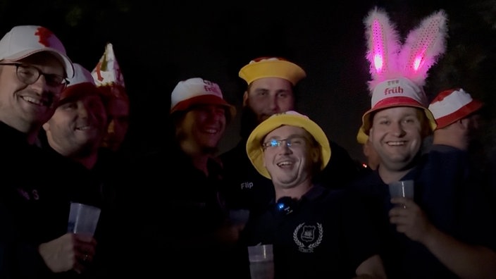 Der Kegelclub aus Xanten hat mit den Kölner Lichtern das Highlight des Mannschaftsausflugs gefunden – inklusive Ohren.