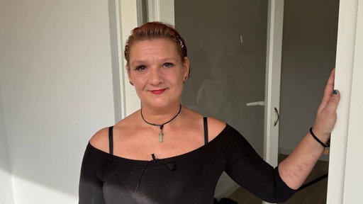Die ehemals obdachlose Steffi steht in ihrer neuen Wohnung in Düsseldof
