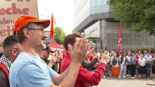 Die streikenden Mitarbeiter von Ford am vormittag 
