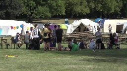 Blockadencamp mit Bierbänken und Zelten 