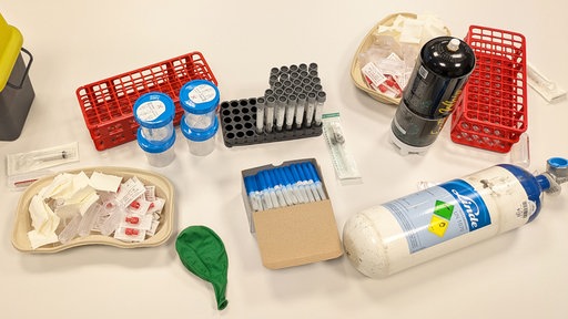 Das Equipment zur Lachgas-Studie in Köln liegt auf dem Tisch