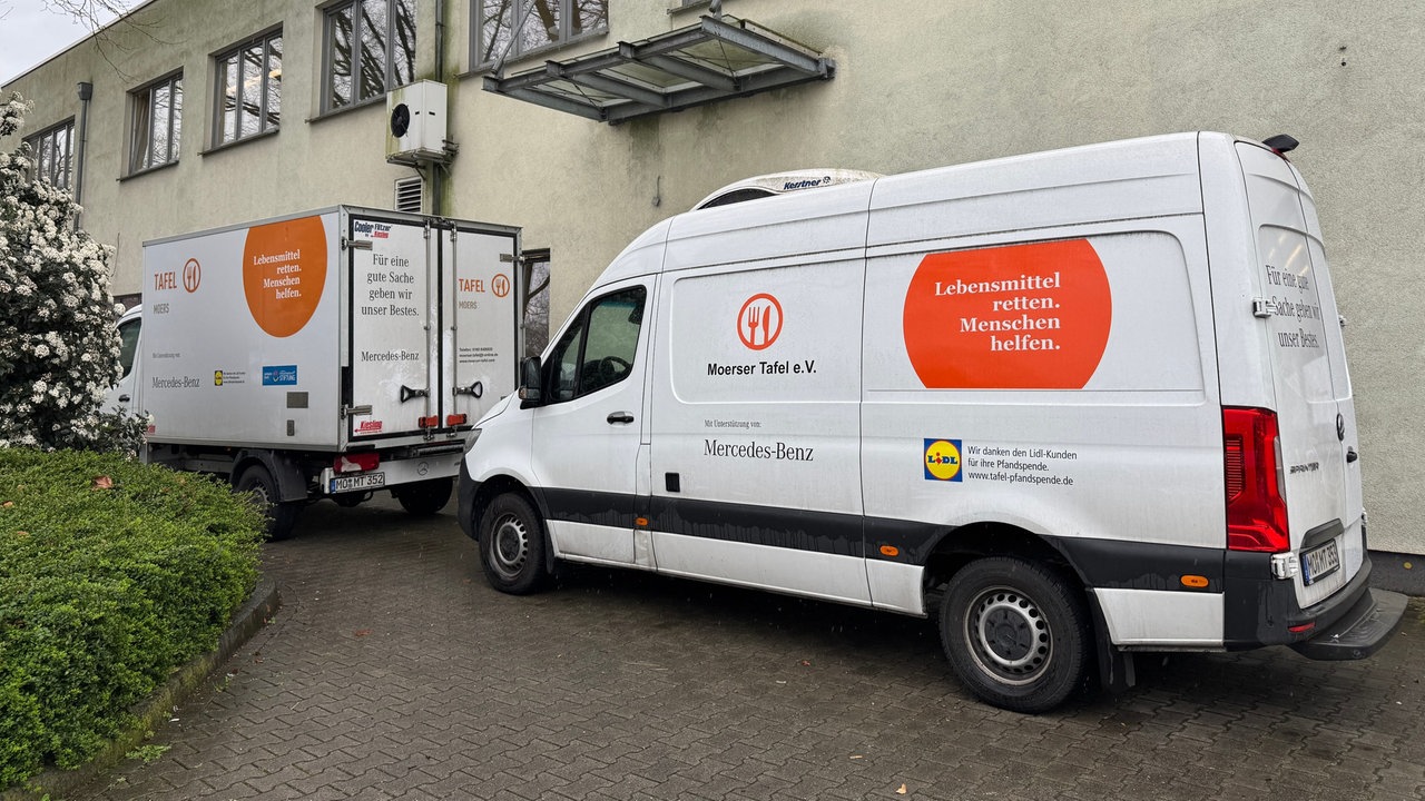 Ein Lieferwagen und ein LKW von der Tafel stehen vor einem Gebäude