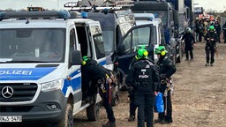 Fahrzeugkolonne am Tagebau Hambach