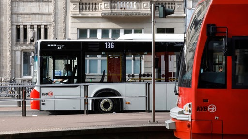 Ein Bus und eine Straßenbahn der Kölner Verkehrsbetriebe (KVB) stehen an der Haltestelle Neumarkt