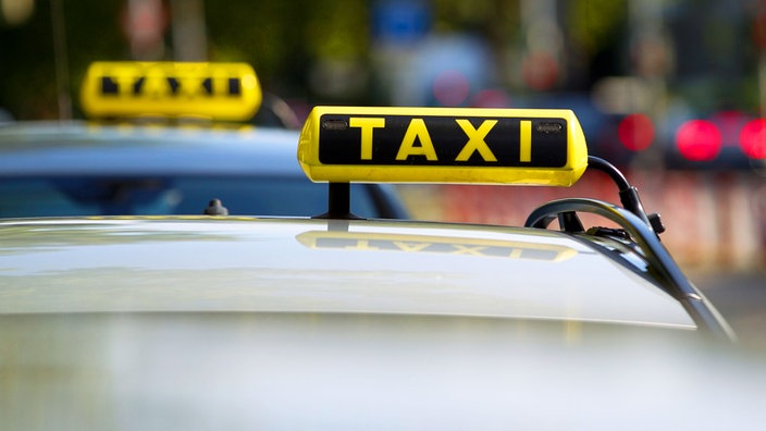 Blick auf zwei Taxischilder (Symbolfoto)