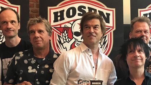 Die Band "Die Toten Hosen" stellen ihr Bier "Hosen Hell" vor.