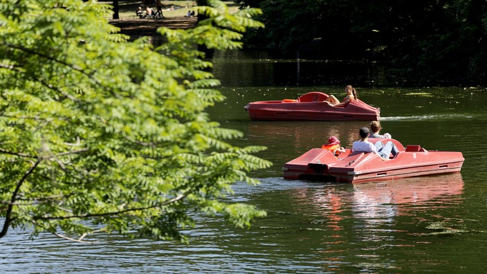 Symbolbild: Ausflügler fahren mit dem Tretboot