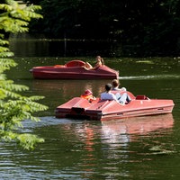 Symbolbild: Ausflügler fahren mit dem Tretboot