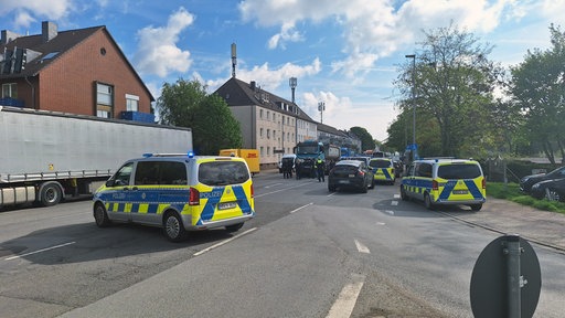 Polizeiautos sperren eine Straße ab