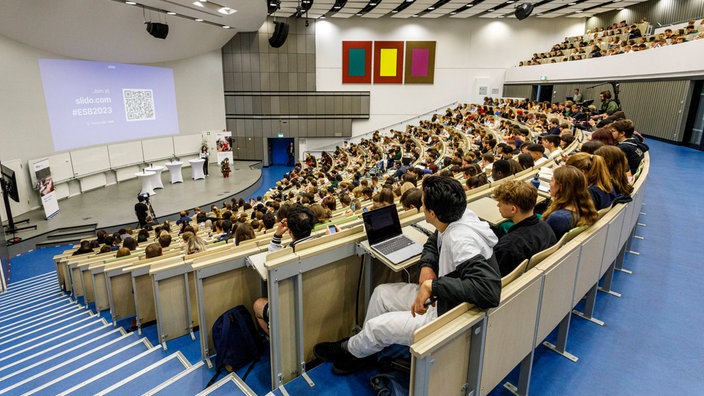 Ein Blick in einen Hörsall der Heinrich-Heine-Universität. Es sind viele Studierende zu sehen.
