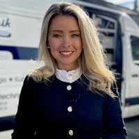Anne Sophie Hochschützky, eine junge Frau mit blonden Haaren, lächelt in die Kamera.