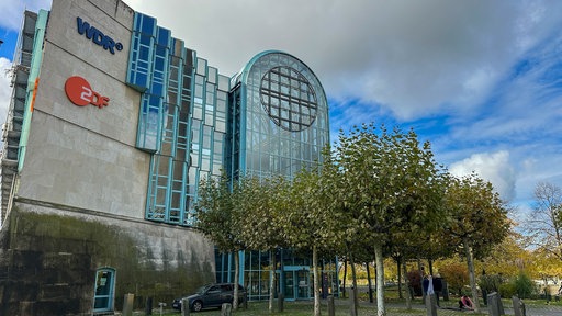 Das Gebäude des Landesstudios vom WDR und ZDF in Düsseldorf von außen