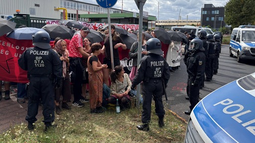 Polizisten und Demonstranten an der Deutz AG am 29.08.2025