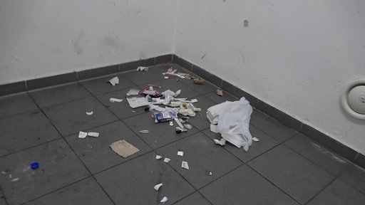 Müll im Treppenhaus des Parkhaus Cäcilienstraße Köln