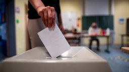 Stimmabgabe an einer Wahlurne