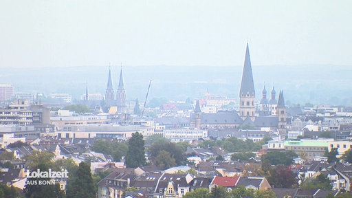 Sillouette einer Stadt über der Rauch zu sehen ist