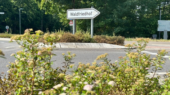 Straßenschild zeigt Aufschrift "Waldfriedhof" in Monheim am Rhein Monheim